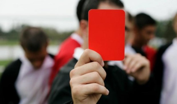 На матчі в Бразилії суддя роздав  11 червоних карток (відео)