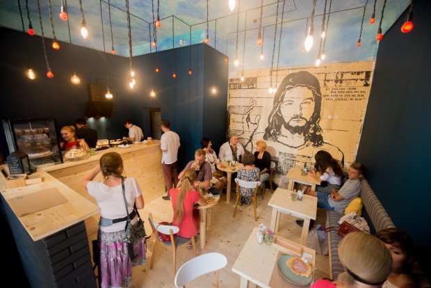 В Ивано-Франковске открыли Христианское кафе: платишь столько, сколько считаешь нужным