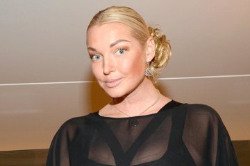 Голая Волочкова прильнула к природе: кормилицу не отморозь