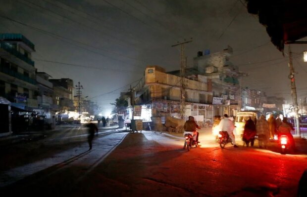 Темнота в Пакистане, фото: Power Minister Omar Ayub Khan said // Twitter