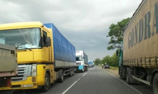 Україна не пропускає фури з продуктами до Криму - ФСБ 