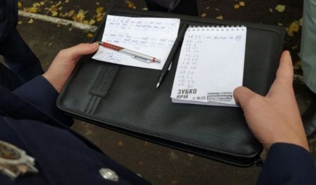 Возле участков в Киеве ходят неизвестные со списками избирателей (фото)