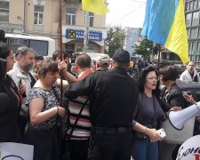 "Порохоботи" проти "ЗеБотів": біля київського суду сталася сутичка, відео