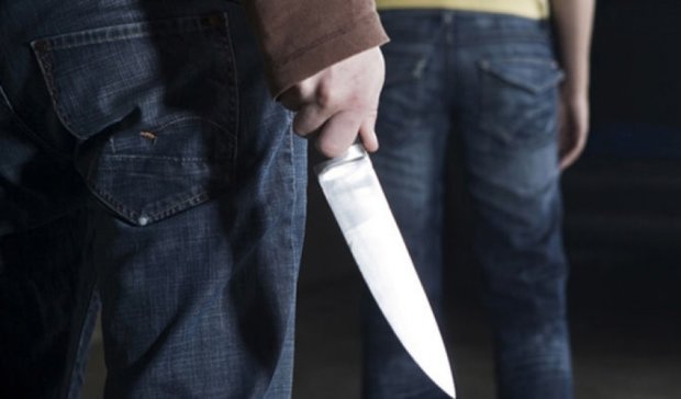 У Прилуках 18-річний відвідувач кафе порізав ножем двох хлопців