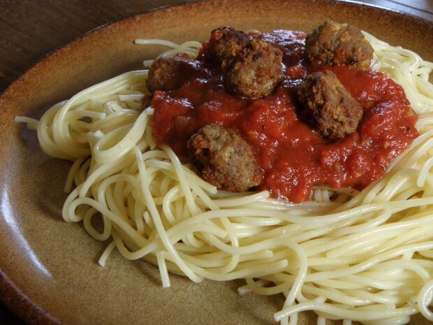 Спагетти с фрикадельками, фото: Знай.ua