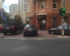 Трійка "героїв парковки" перекрила тротуар у центрі Києва (фото)