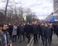 Митингующие вручили власти "черную метку"