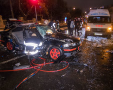 Жуткая авария парализовала центр Киева: из авто вырезают жертв