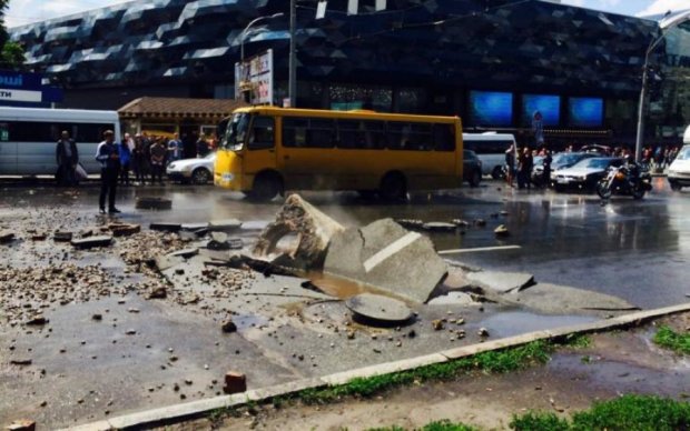 Огромный гейзер едва не поглотил киевский двор: видео