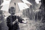Дитина під дощем. Фото з відкритих джерел
