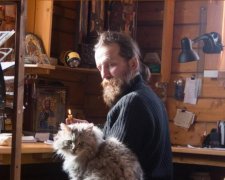 Известный собор превратил бездомную кошку в религиозного идола: видео