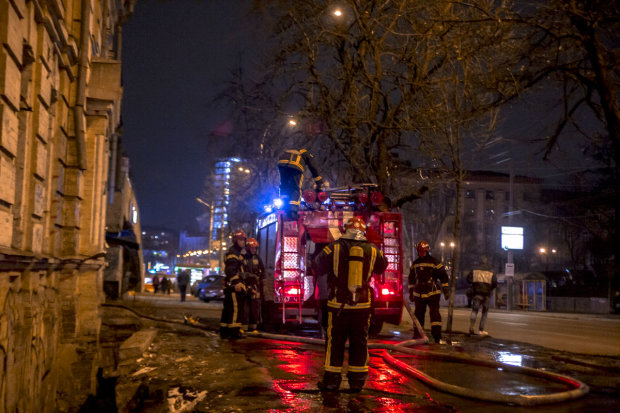 Под Киевом взлетела в воздух заправка: первые кадры и подробности из огня