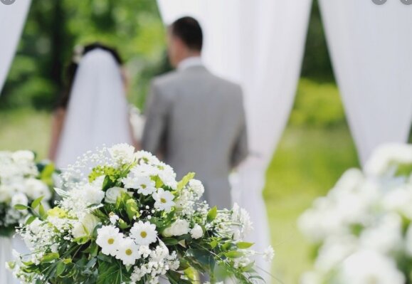 Побили та вигнали з власного весілля: чоловік таємно намагався одружитися втретє