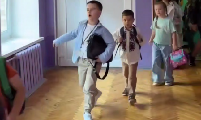 Діти, школярі, кадр з відео