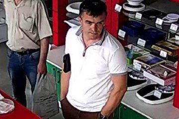 Звільнений чиновник почав красти в магазинах: опубліковано відео