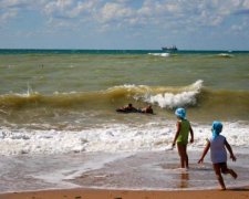 Допрыгался: украинца трое суток носило по морю на батуте