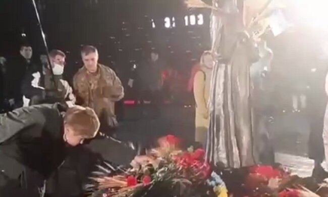Пенсіонер, який збирає хліб під меморіалом жертвам Голодомору шокував українців: "Для когось і зараз..."