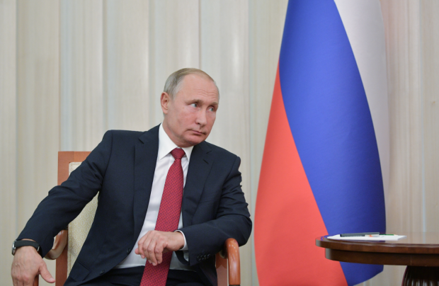 "Лобзай меня": Путін явно переборщив на ювілеї Захарова, знудило навіть росіян