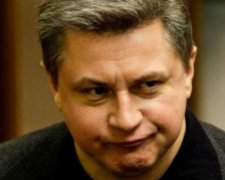 Печерський суд арештував нерухомість Азарова-молодшого на Сардинії