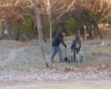 Чоловік б'є собаку / скріншот з відео