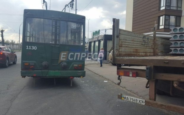 Троллейбус протаранил грузовик в Киеве: есть пострадавшие