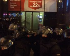 Активісти залишили Хрещатик, копи охороняють банк