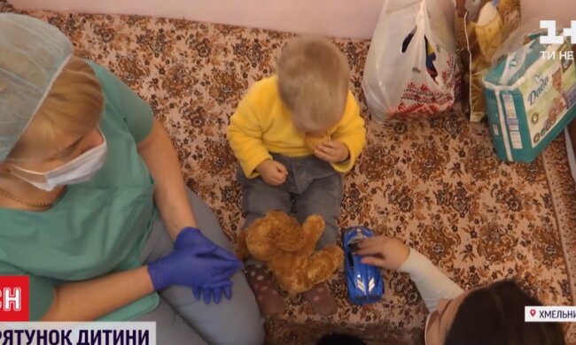 У Хмельницькому копи врятували  малюка від горе-мамаші, забула як звати: "Сидів хворий і голодний"