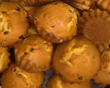 Пухкі та вологі кексики з родзинками: фото скрін рецепту