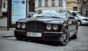 Рідкісний автомобіль Bentley красується на вулицях Одеси