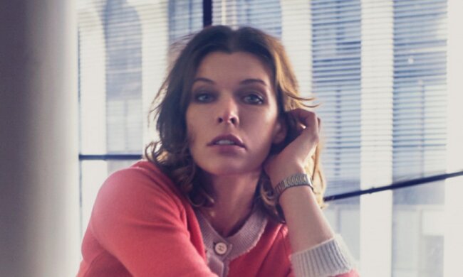 Адель скинула, а Йовович підняла: мережу спантеличили неймовірні метаморфози зірки "5 елементу", фото