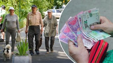 Пенсіонер тримає гривні в руках