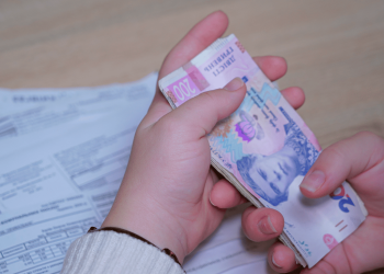 Субсидія і зарплата: гроші в руках