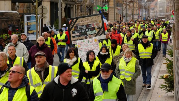 Жінки в "жовтих жилетах" спантеличили Париж показовим протестом: фото
