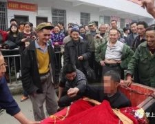 Китаєць з розмахом відрепетирував власні похорони