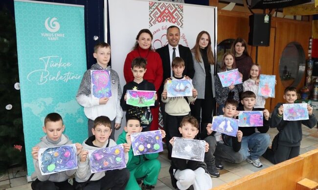 Танцующие на волнах краски: в столице детям раскрыли секреты мистического турецкого искусства