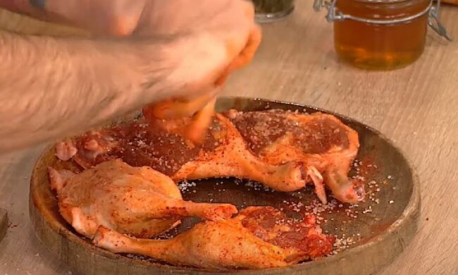 Качині ніжки "конфі" з яблуками, скріншот: YouTube