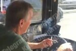 У Києві водій автобуса курив у салоні, скріншот