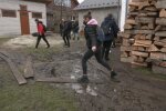 Прикарпатських школярів змушують мерзнути у вуличному туалеті: бруд і антисанітарія