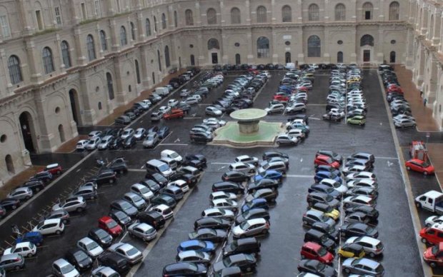 Обвал на 10 метров: одноэтажная парковка поглотила десятки авто