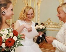 Скрєпи тріщать: у Росії вперше зареєстрували одностатевий шлюб