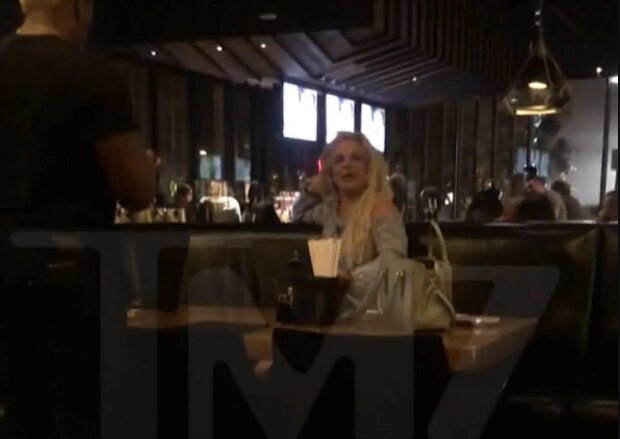 Бритни Спирс в ресторане, кадр из видео
