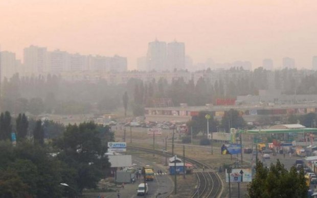 Кияни в паніці: столицю затягнуло задушливим смогом