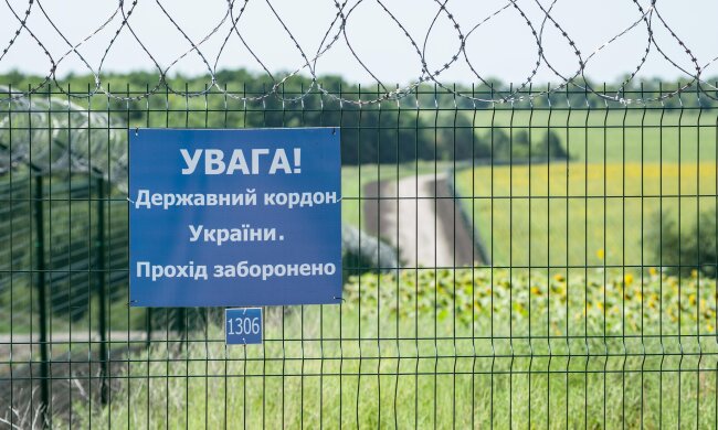 Пограничник проверяет документы