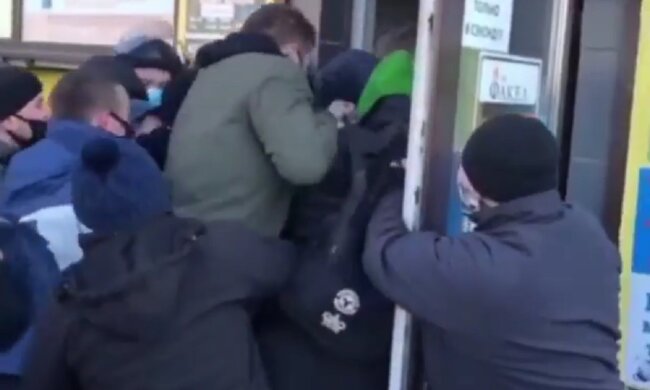Штовханина на вході до секонд-хенда, кадр з відео