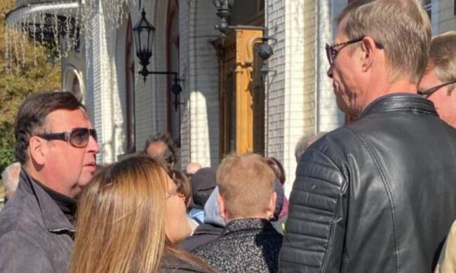 Володимир Данилець та Володимир Моісеєнко на похороні Ніни Матвієнко, скріншот: Telegram