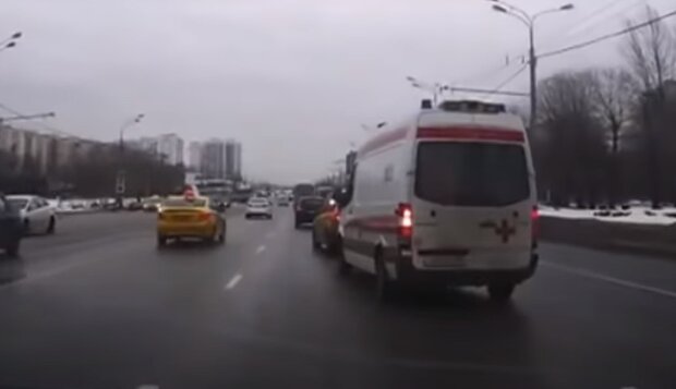 Водитель подрезал машину скорой помощи, скриншот: Youtube