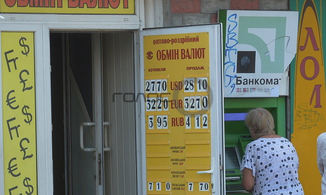 Курс валют на 18 травня: гривню починає засмоктувати в безодню
