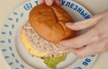 Куриный бургер, кадр из видео