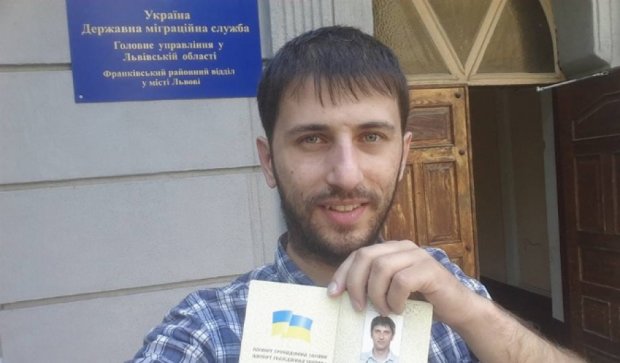 Львів’янин отримав перший в Україні паспорт без російської мови