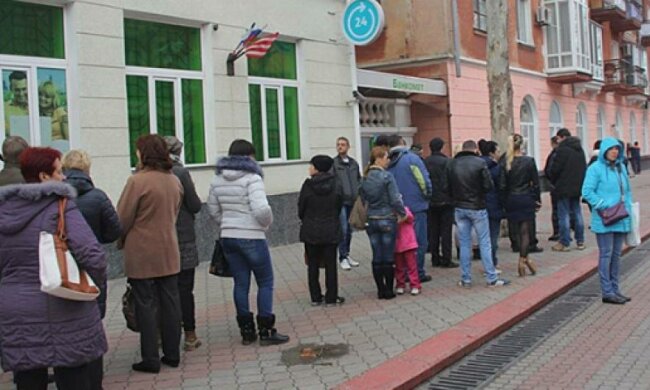 Керчани годинами стоять у черзі до банкоматів (фото)